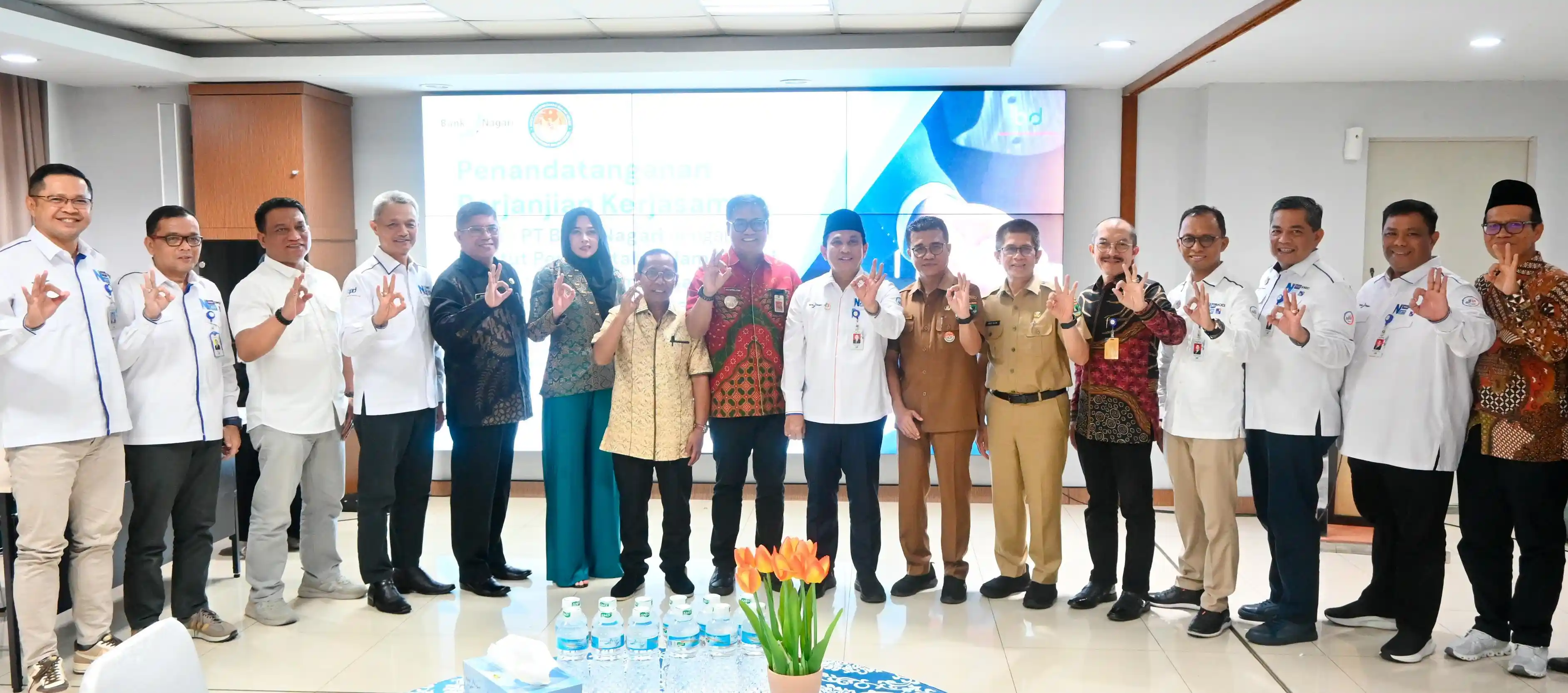 Foto Bersama, Jajaran Direksi, Komisaris dan Pihak IPDN Sumbar di Kantor Bank Nagari Jalan Pemuda